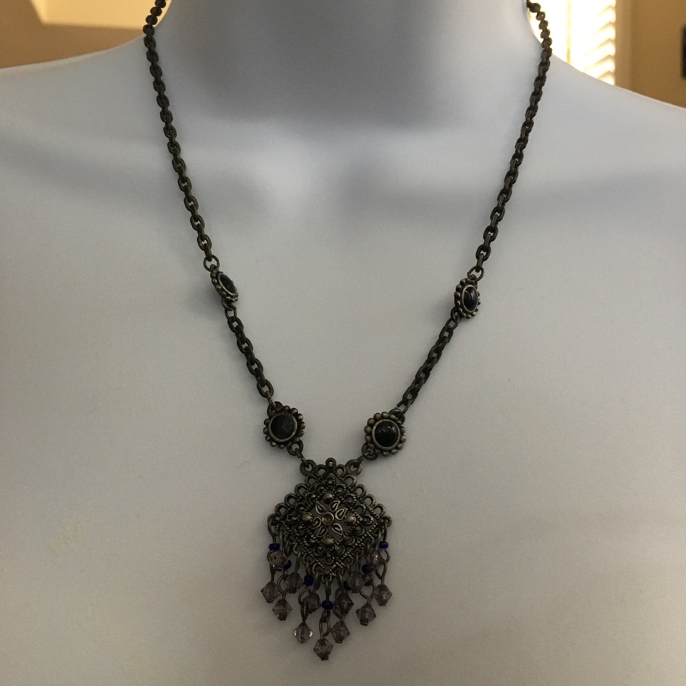 Oxidized metal onyx & crystal necklace - Picture 2 of 5